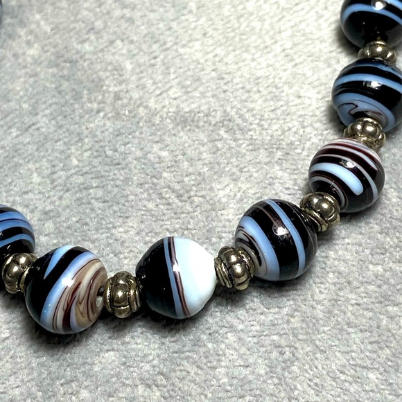 Handcrafted Striped Agate Bracelet in Black, White and Brown Unisex - Picture 3 of 8